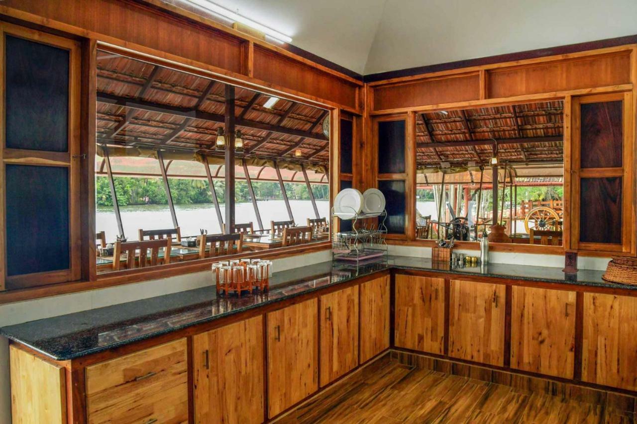 Stayvista At La Riva Heritage Villa With Bicycle Alappuzha Экстерьер фото